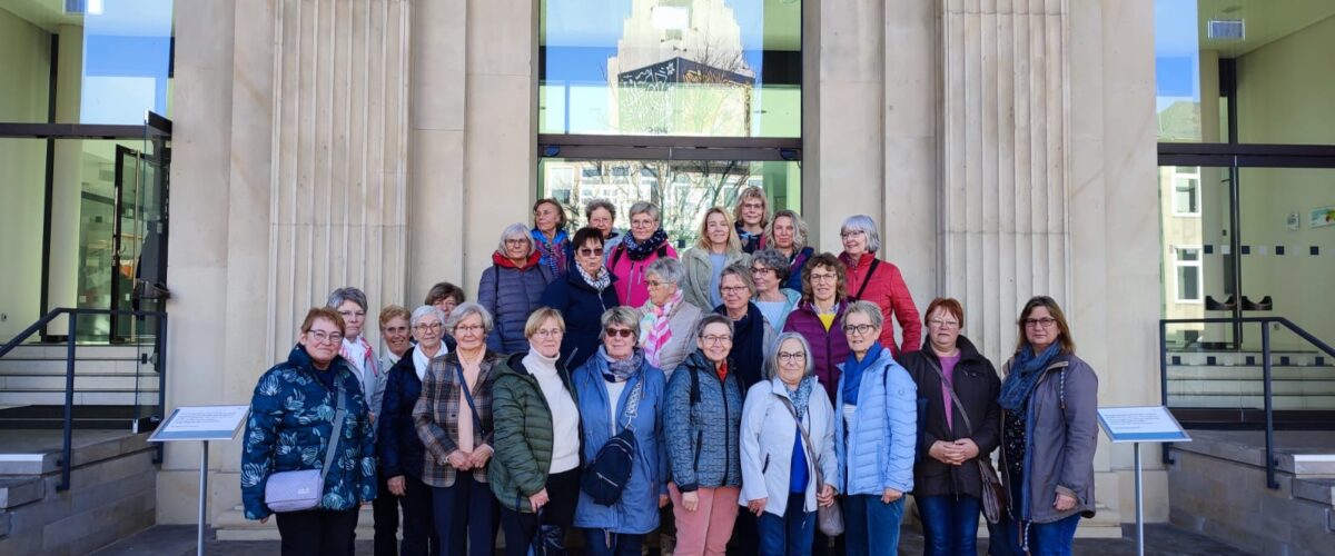 34b61080-e0d4-46b0-8bca-e9c690bacbaa Die Peiner Landfrauen vor dem Landtag