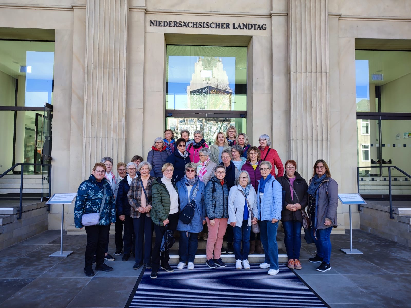 Die Peiner Landfrauen vor dem Landtag