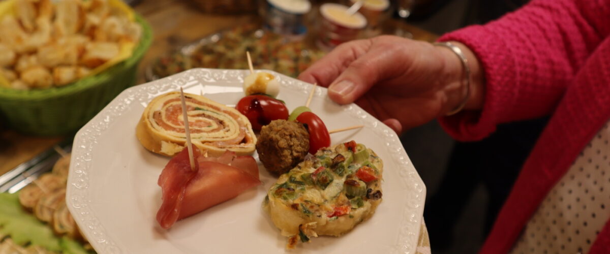 Buffet Teller Ein Teller mit verschiedenen Speisen