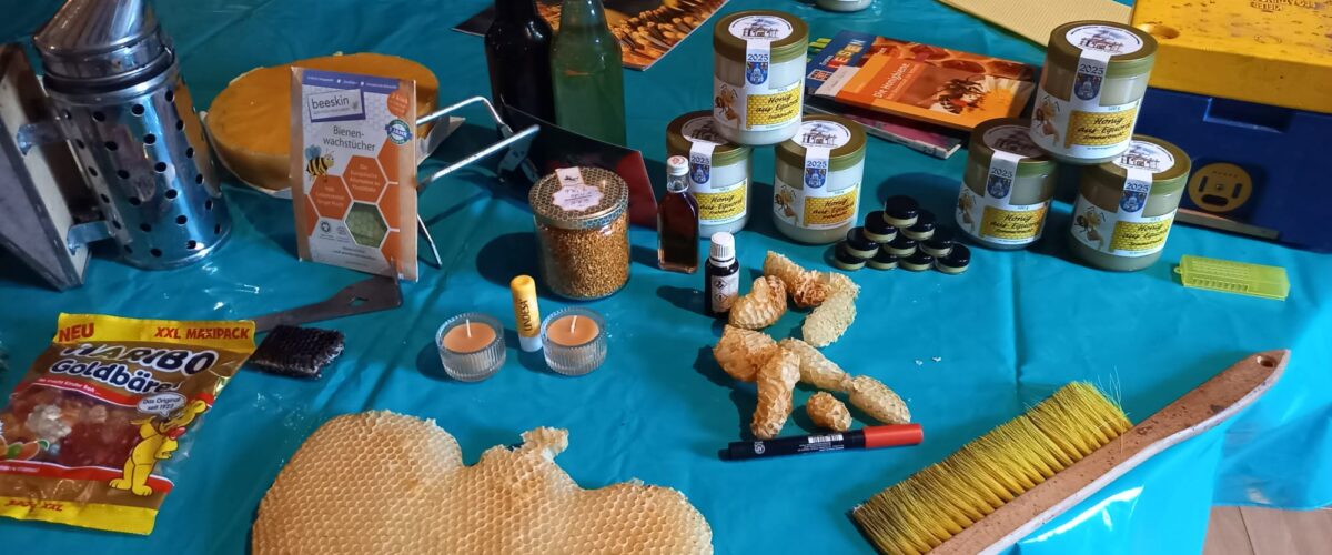 Mehrere Produkte zum Thema Bienen auf einem Tisch