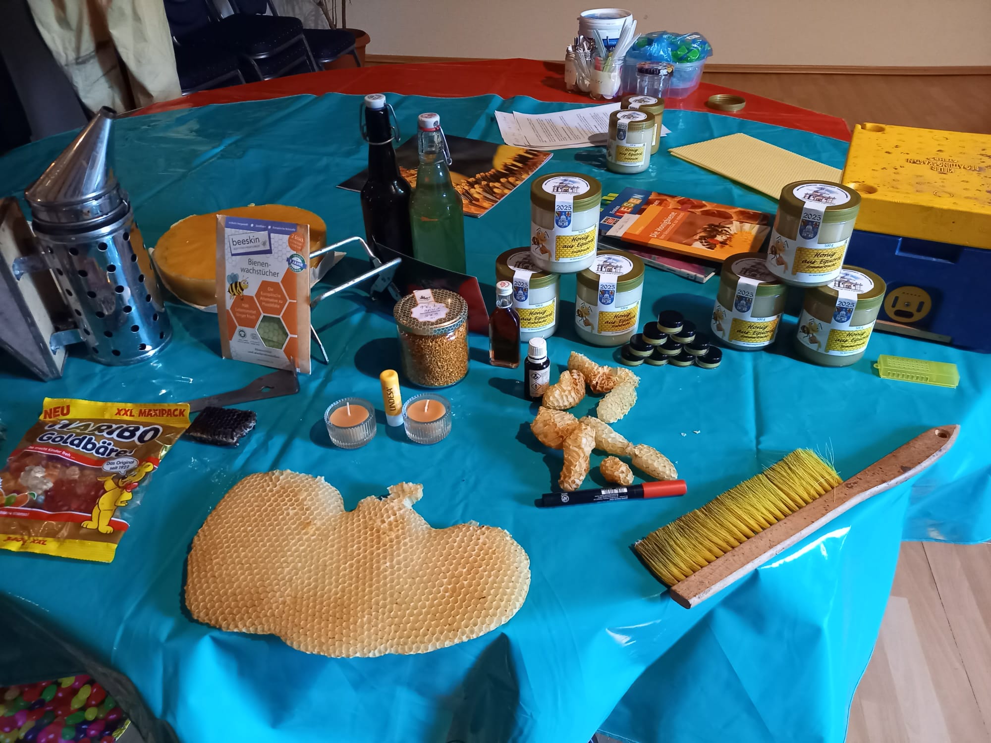 Mehrere Produkte zum Thema Bienen auf einem Tisch
