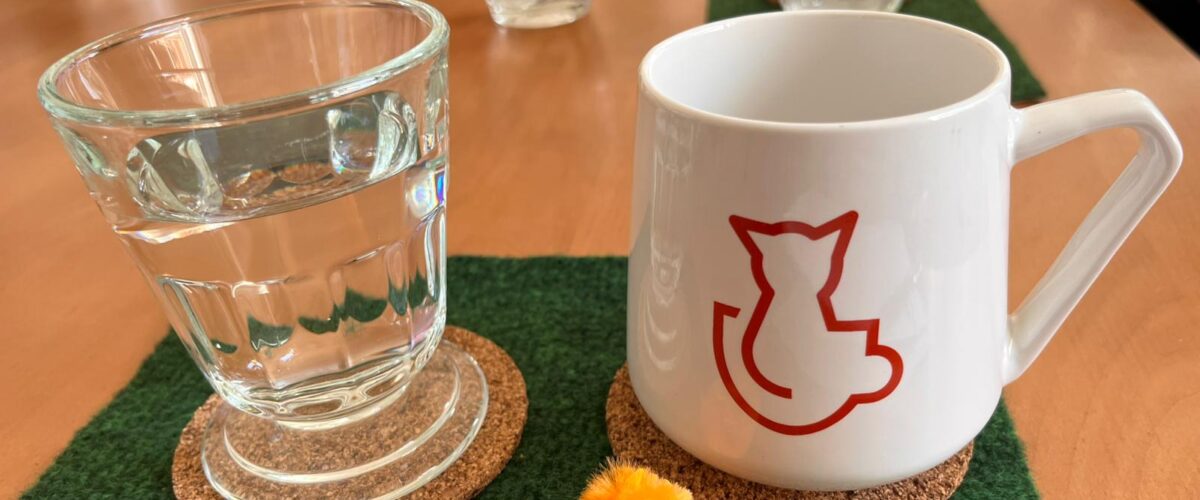 Ein Glas Wasser und eine Tasse Kaffee