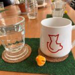 Ein Glas Wasser und eine Tasse Kaffee