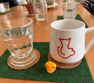 Ein Glas Wasser und eine Tasse Kaffee