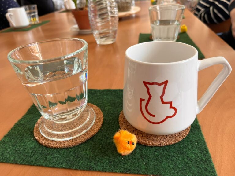 Ein Glas Wasser und eine Tasse Kaffee